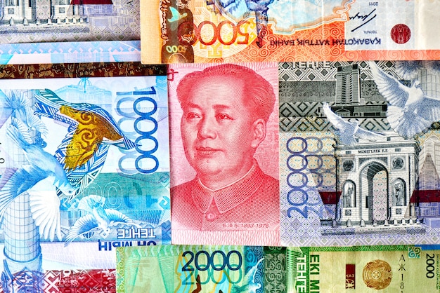Yuan chinois et tenge kazakh.