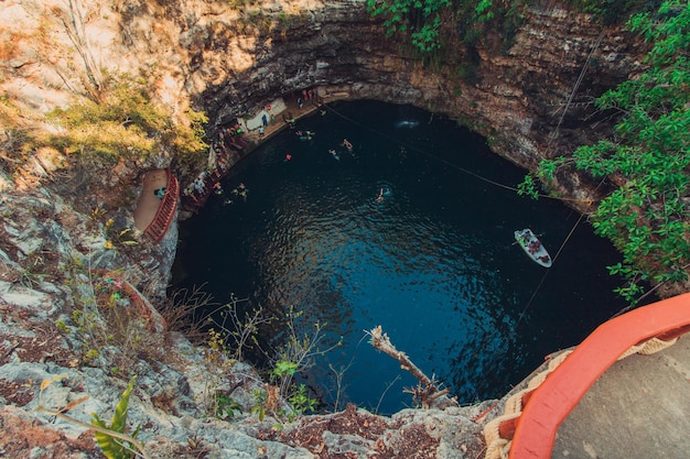 Photo yucatanmexico mars 272019 les gens nagent au cenote près de chichen itza dans la péninsule du yucatan au mexique