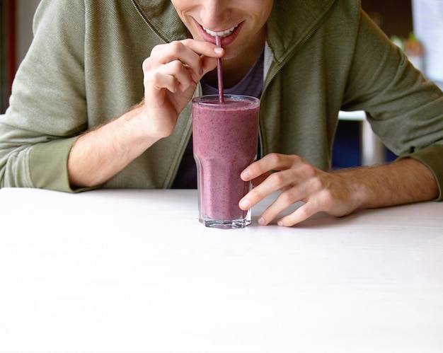 Yum Un jeune homme buvant une boisson froide