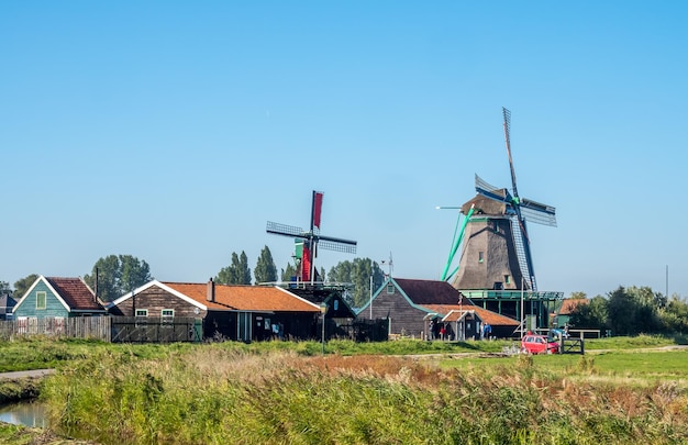 ZAAN SCHANS - 2 OCTOBRE : Scène de ville et moulins à vent classiques historiques avec des touristes à Zaan Schans sous le ciel bleu, Pays-Bas, le 2 octobre 2015.