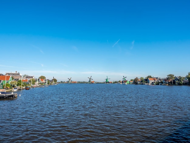 Zaan Schans est une attraction populaire aux Pays-Bas, possède une collection de moulins à vent et de maisons historiques bien conservés, cette vue depuis le pont sous le ciel bleu