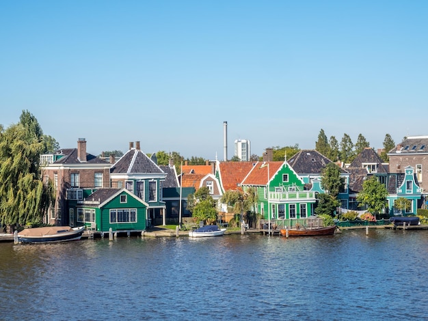 Zaan Schans est une attraction populaire aux Pays-Bas, possède une collection de moulins à vent et de maisons historiques bien conservés, cette vue depuis le pont sous le ciel bleu