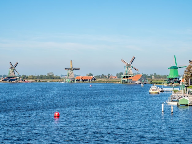 Zaan Schans est une attraction populaire aux Pays-Bas, possède une collection de moulins à vent et de maisons historiques bien conservés, cette vue depuis le pont sous le ciel bleu