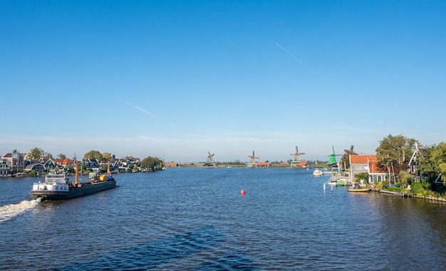 Zaan Schans est une attraction populaire aux Pays-Bas, possède une collection de moulins à vent et de maisons historiques bien conservés, cette vue depuis le pont sous le ciel bleu