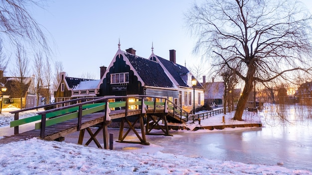 Zaanse Schans Pays-Bas un village néerlandais de moulins à vent au coucher du soleil maison en bois hollandaise