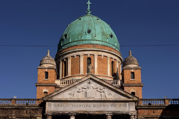 Zagreb 28 mars 2019 Chapelle du Christ-Roi et entrée principale du cimetière de Mirogoj vue rapprochée arcades de style néo-renaissance avec dômes dans l'un des plus beaux cimetières d'Europe