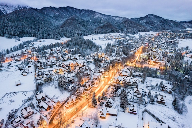 Zakopane dans le paysage urbain d'hiver en vue de drone aérien de neige