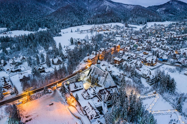 Zakopane dans le paysage urbain d'hiver en vue de drone aérien de neige