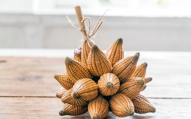 zalacca frais sur une table en bois