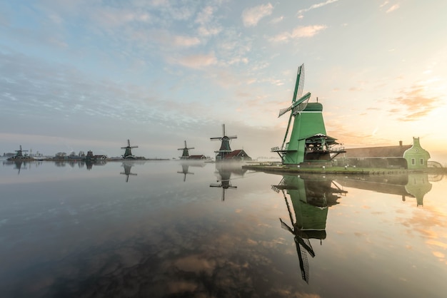 Zanes-Schans. Pays-Bas. Hollandais, moulin au lever du soleil