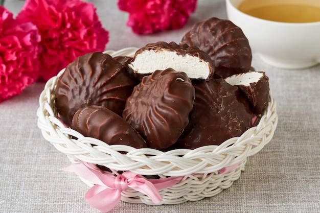 Zéphyr au chocolat dans un panier blanc