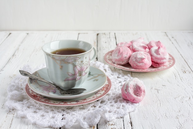 Zéphyr de guimauves fait maison avec une tasse de thé