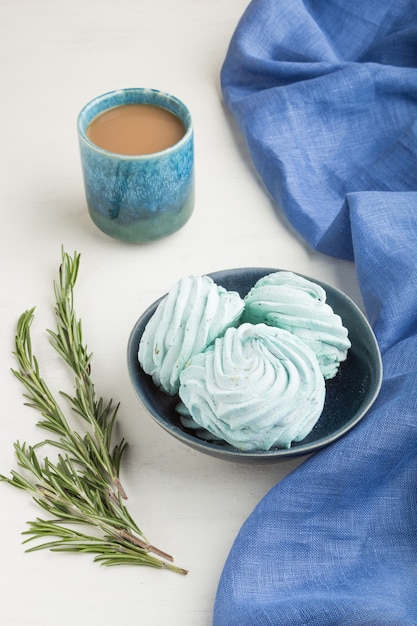 Zéphyr maison de couleur bleue ou guimauve avec tasse de café sur bois blanc.