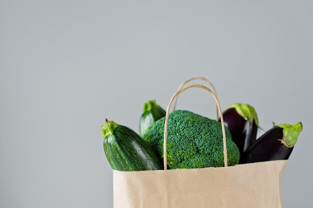 Zéro déchet alimentaire shopping eco sacs naturels avec des légumes, concept de mode de vie durable respectueux de l&#39;environnement