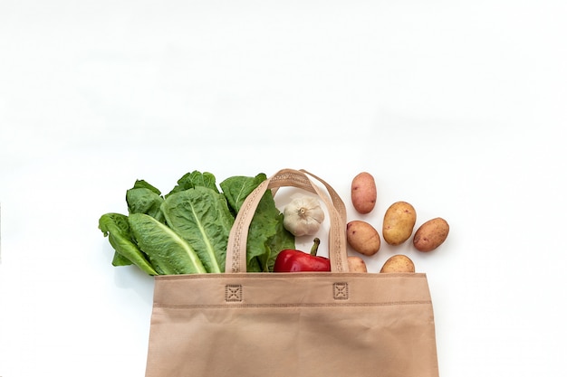 Zéro déchet, moins de plastique. Légumes frais biologiques dans des sacs en coton écologique sur une table en bois, un sac en toile fourre-tout blanc, shopping en plastique gratuit