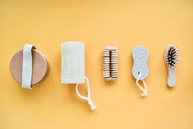 Zéro gaspillage d'accessoires de salle de bain, pinceau naturel, peigne en bois, huile, démaquillant dans un contenant en verre. concept de mode de vie, mise à plat.