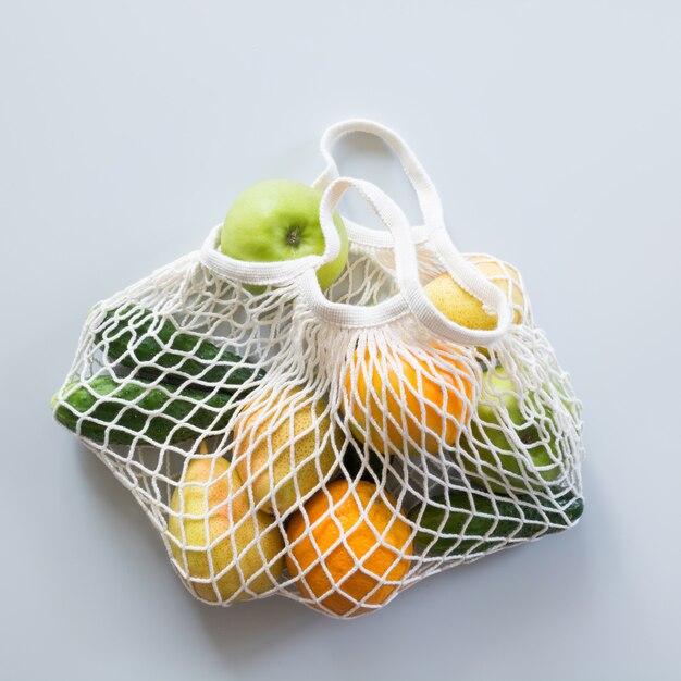 Zero gaspillage. Sac en filet moderne avec des fruits et des légumes.