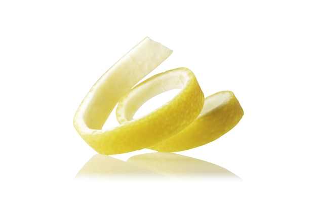 Zeste de citron ondulée sur fond blanc isolé