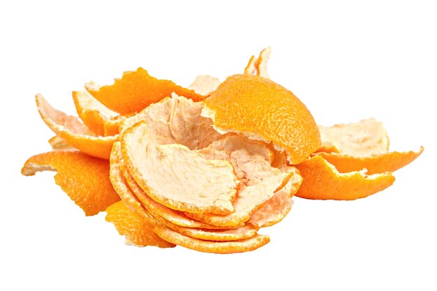 Zeste de mandarine isolé sur blanc