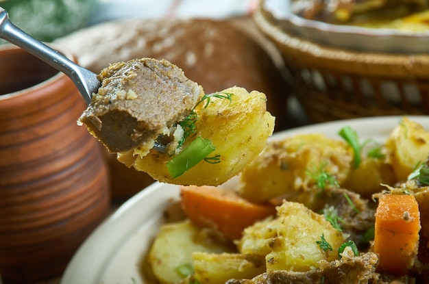 Zharkoe - viande grillée aux légumes, cuisine classique russe du XIXe siècle, plats assortis, vue de dessus