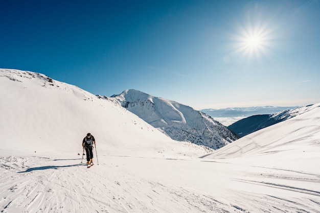 Ziarska dolina slovaquie 1022022 alpiniste randonnée à ski ski alpiniste dans les montagnes ski de randonnée dans un paysage alpin avec des arbres enneigés sports d'hiver aventure