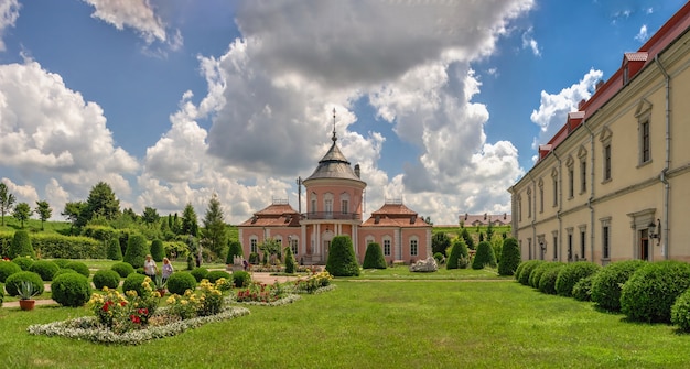 Zolotchiv, Ukraine 06.07.2021. Palais chinois dans le château de Zolochiv, région de Galice en Ukraine, par une journée d'été ensoleillée