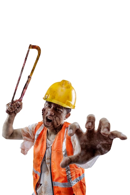 Un zombie effrayant de travailleur de la construction avec du sang et des blessures sur son corps marchant tout en portant une scie isolée sur fond blanc