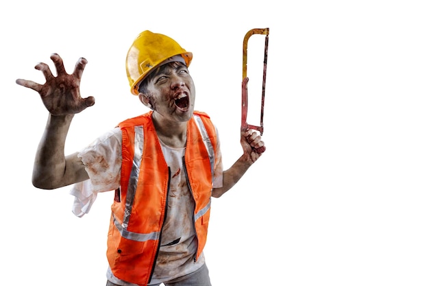 Un zombie effrayant de travailleur de la construction avec du sang et des blessures sur son corps marchant tout en portant une scie isolée sur fond blanc