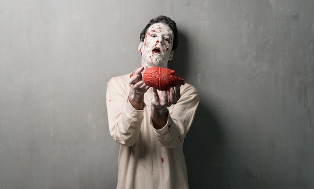 Photo zombie terroriste manger un coeur. vacances d'halloween