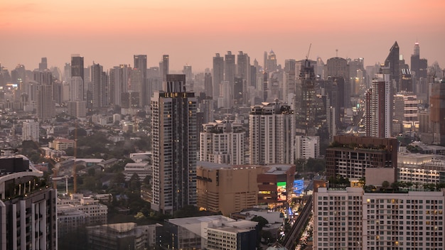 Zone d&#39;activités à Bangkok, en Thaïlande, montrant des bâtiments au crépuscule