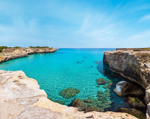 Zone archéologique de la côte de la mer de Roca Vecchia Italie