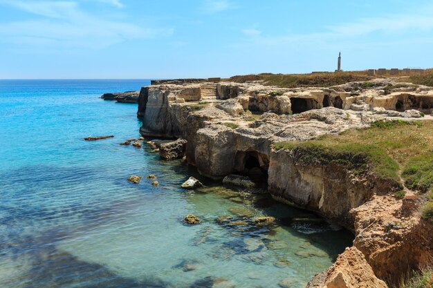 Zone archéologique de Roca Vecchia mer côte Italie