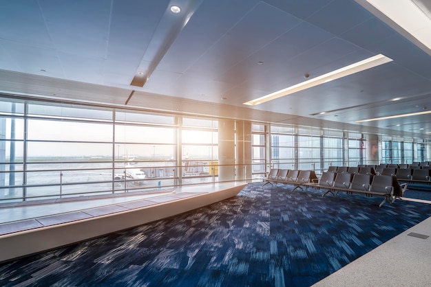 Photo zone d'attente avec sièges dans le nouveau terminal de l'aéroport