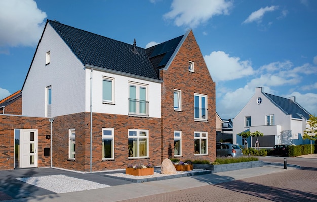 Zone de banlieue néerlandaise avec des maisons familiales modernes de construction récente