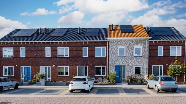 Zone de banlieue néerlandaise avec des maisons familiales modernes de construction récente