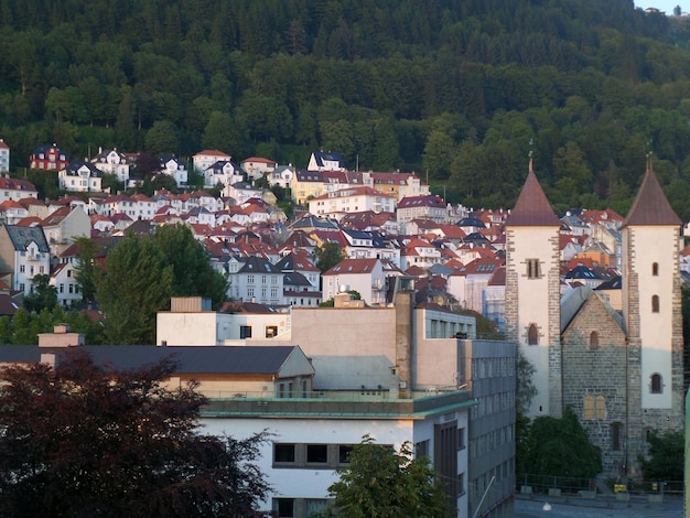 Zone Bryggen avec l'église St Mary à Bergen Norvège