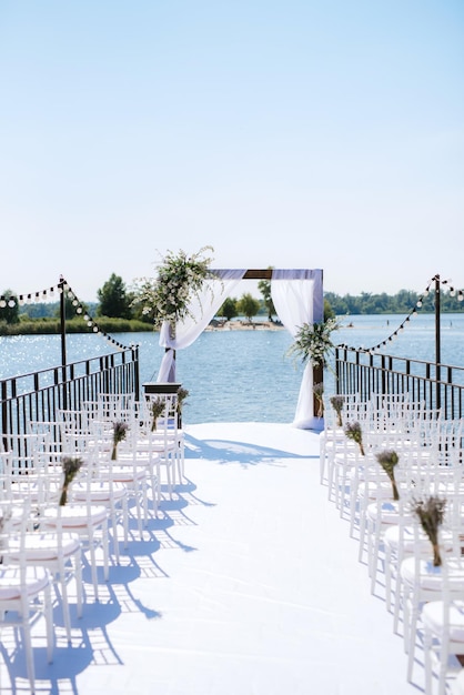 Zone de cérémonie de mariage, décor de chaises en arc