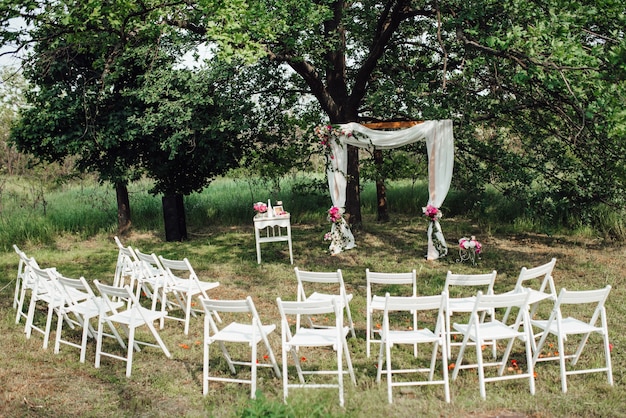 Zone de cérémonie de mariage, décor de chaises en arc