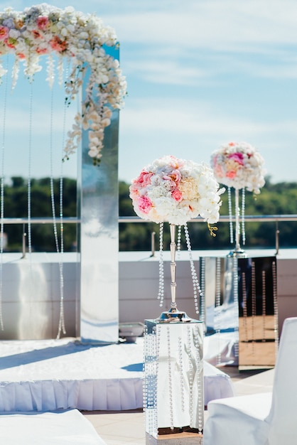 Zone de cérémonie de mariage, décor de chaises en arc