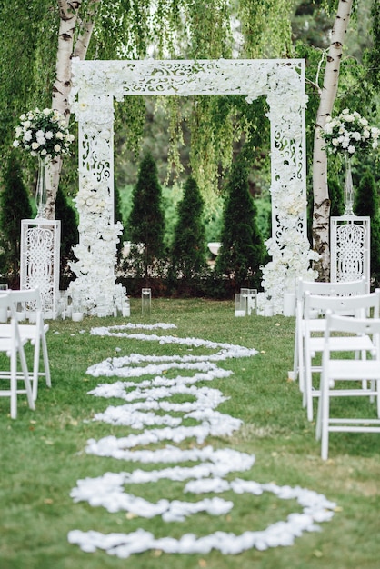 Zone de cérémonie de mariage, décor de chaises en arc