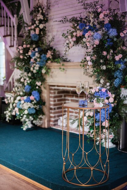 Zone de cérémonie de mariage avec des fleurs séchées