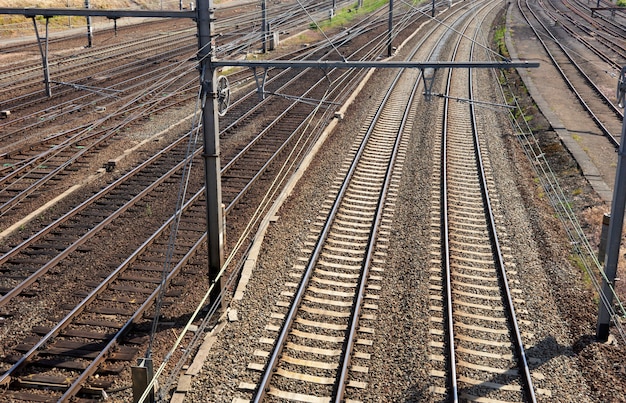Zone de chemin de fer avec des rails et des fils