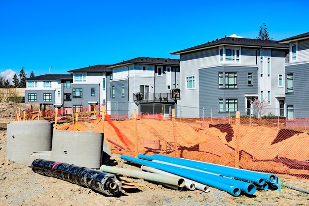 Zone de construction d'un bloc de nouvelles maisons de ville résidentielles