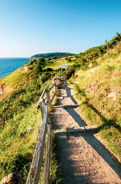 Zone côtière rocheuse autour du château des ruines de Hammershus à Bornholm, Danemark