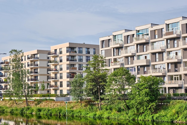 Zone de développement résidentiel sur un petit canal vu à Berlin, en Allemagne