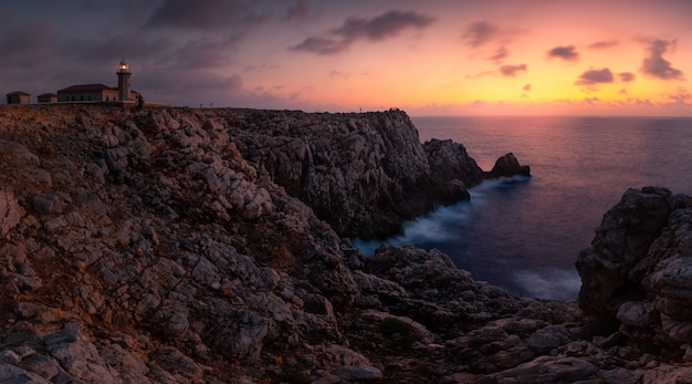 Zone du phare de Punta Nati sur la côte ouest de l'île de Minorque, en Espagne.