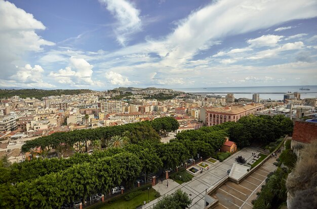 La zone du port de la ville de Cagliari prise du haut où elle est clairement visible