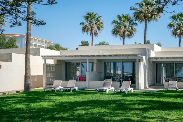 La zone de l'hôtel est décorée de verdure.