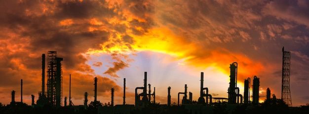 Zone industrielle, raffinerie et réservoir de stockage de pétrole, zone de l'usine pétrochimique avec embellir le ciel au coucher du soleil