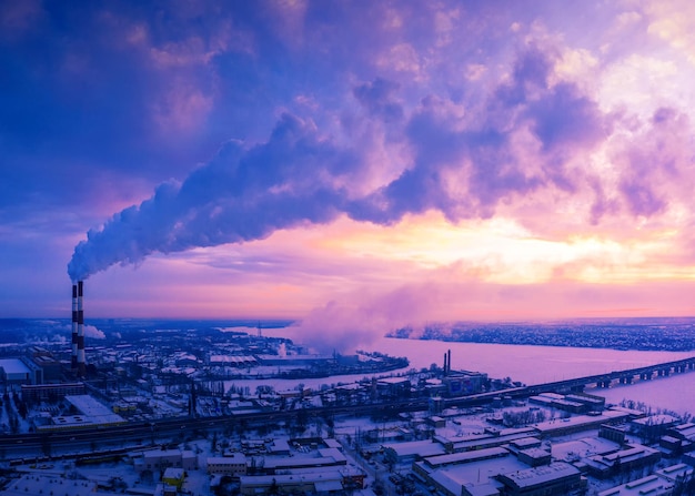 Zone industrielle de la ville, émissions nocives dans l'atmosphère.